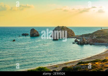 Vue sur le coucher du soleil sur Petra tou Romiou alas Aphordite's rock on Chypre Banque D'Images