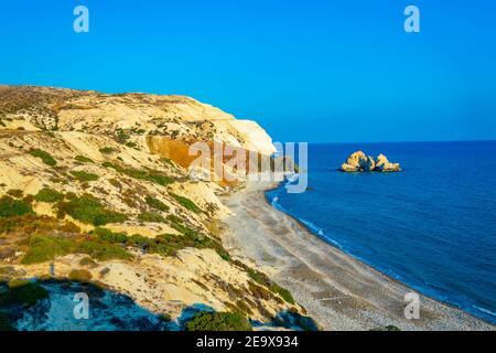 Une petite péninsule offrant un point de vue sur Petra tou Romiou hélas Rocher d'Aphordite sur Chypre Banque D'Images