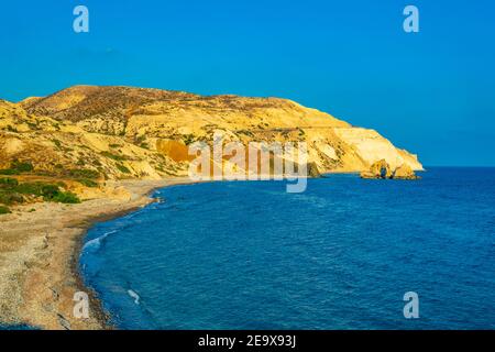 Une petite péninsule offrant un point de vue sur Petra tou Romiou hélas Rocher d'Aphordite sur Chypre Banque D'Images