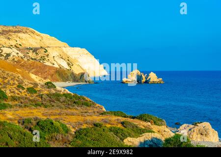 Une petite péninsule offrant un point de vue sur Petra tou Romiou hélas Rocher d'Aphordite sur Chypre Banque D'Images
