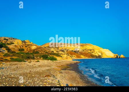 Une petite péninsule offrant un point de vue sur Petra tou Romiou hélas Rocher d'Aphordite sur Chypre Banque D'Images