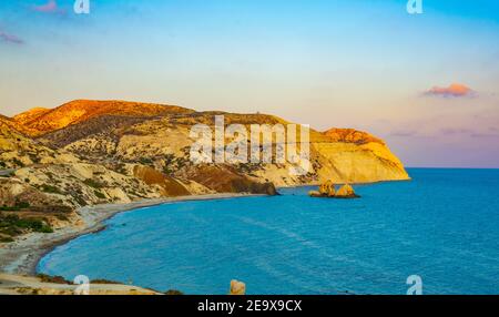 Une petite péninsule offrant un point de vue sur Petra tou Romiou hélas Rocher d'Aphordite sur Chypre Banque D'Images