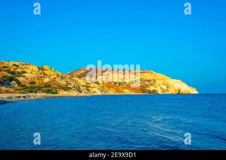 Une petite péninsule offrant un point de vue sur Petra tou Romiou hélas Rocher d'Aphordite sur Chypre Banque D'Images