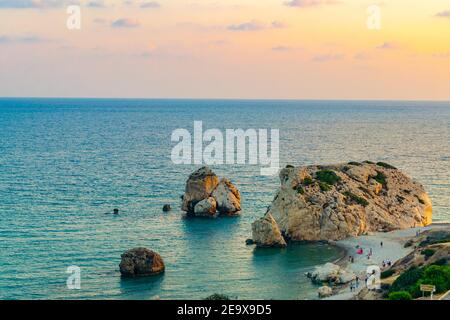 Vue sur le coucher du soleil sur Petra tou Romiou alas Aphordite's rock on Chypre Banque D'Images