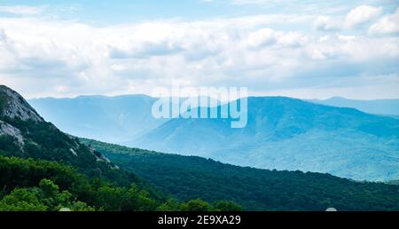 Vue sur les montagnes couvertes de forêt dense depuis le plateau supérieur de la chaîne de montagnes Chatyr-Dag en Crimée. Banque D'Images