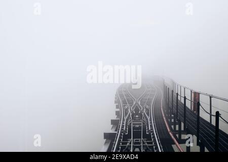 Jonction dans un brouillard épais. Vue du train de chemin de fer de montagne élevé de sa Pa à la station de téléphérique à Fansipan, Vietnam Banque D'Images