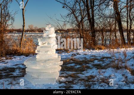 Detroit, Michigan - UN cairn de blocs de glace qui ont été empilés sur la rive de la rivière Detroit à Belle Isle. Banque D'Images