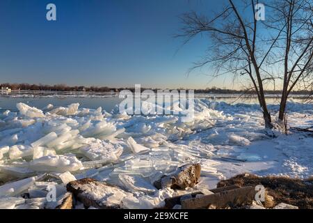 Detroit, Michigan - la glace de la rivière Detroit s'est accumulée sur la rive de Belle Isle. Banque D'Images