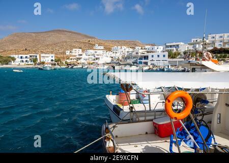 Karavostasi, le port de Folegandros, avec ses maisons blanchies à la chaux et ses bateaux de pêche aux couleurs pastel. Cyclades, Grèce Banque D'Images