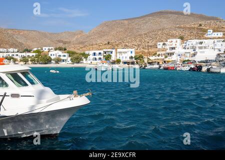 Karavostasi, le port de Folegandros, avec ses maisons blanchies à la chaux et ses bateaux de pêche aux couleurs pastel. Cyclades, Grèce Banque D'Images