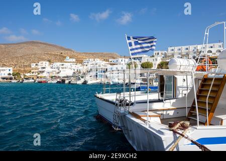 Karavostasi, le port de Folegandros, avec ses maisons blanchies à la chaux et ses bateaux de pêche aux couleurs pastel. Cyclades, Grèce Banque D'Images