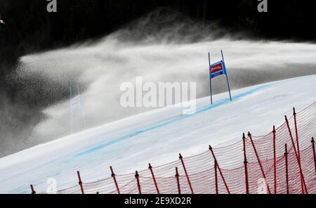 Garmisch Partenkirchen, Allemagne. 06e février 2021. Ski alpin, coupe du monde, Super G, hommes : la piste de Kandahar est arrosée avant le départ. Credit: Angelika Warmuth/dpa/Alamy Live News Banque D'Images