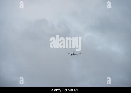 Glasgow, Écosse, Royaume-Uni. 6 février 2021. Photo : un vol cargo spécial : un Boeing 777-236ER de British Airways (reg G-YMMS) arrivé de Bangkok la nuit dernière transportant des équipements de protection individuelle à Glasgow, et maintenant chargé d'un volume de fret plus important vu au départ de Londres Heathrow. Une vue rare à l'aéroport de Glasgow, mais surtout pendant la pandémie du coronavirus (COVID19) où le nombre de passagers a chuté de façon spectaculaire et où un certain nombre de compagnies aériennes ont pris un bref hiatus afin d'économiser de l'argent. Crédit : Colin Fisher/Alay Live News Banque D'Images