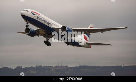 Glasgow, Écosse, Royaume-Uni. 6 février 2021. Photo : un vol cargo spécial : un Boeing 777-236ER de British Airways (reg G-YMMS) arrivé de Bangkok la nuit dernière transportant des équipements de protection individuelle à Glasgow, et maintenant chargé d'un volume de fret plus important vu au départ de Londres Heathrow. Une vue rare à l'aéroport de Glasgow, mais surtout pendant la pandémie du coronavirus (COVID19) où le nombre de passagers a chuté de façon spectaculaire et où un certain nombre de compagnies aériennes ont pris un bref hiatus afin d'économiser de l'argent. Crédit : Colin Fisher/Alay Live News Banque D'Images