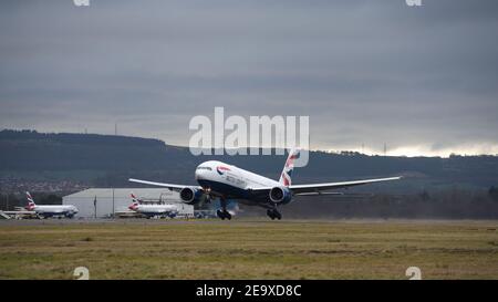 Glasgow, Écosse, Royaume-Uni. 6 février 2021. Photo : un vol cargo spécial : un Boeing 777-236ER de British Airways (reg G-YMMS) arrivé de Bangkok la nuit dernière transportant des équipements de protection individuelle à Glasgow, et maintenant chargé d'un volume de fret plus important vu au départ de Londres Heathrow. Une vue rare à l'aéroport de Glasgow, mais surtout pendant la pandémie du coronavirus (COVID19) où le nombre de passagers a chuté de façon spectaculaire et où un certain nombre de compagnies aériennes ont pris un bref hiatus afin d'économiser de l'argent. Crédit : Colin Fisher/Alay Live News Banque D'Images