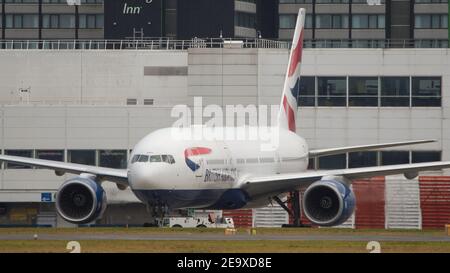 Glasgow, Écosse, Royaume-Uni. 6 février 2021. Photo : un vol cargo spécial : un Boeing 777-236ER de British Airways (reg G-YMMS) arrivé de Bangkok la nuit dernière transportant des équipements de protection individuelle à Glasgow, et maintenant chargé d'un volume de fret plus important vu au départ de Londres Heathrow. Une vue rare à l'aéroport de Glasgow, mais surtout pendant la pandémie du coronavirus (COVID19) où le nombre de passagers a chuté de façon spectaculaire et où un certain nombre de compagnies aériennes ont pris un bref hiatus afin d'économiser de l'argent. Crédit : Colin Fisher/Alay Live News Banque D'Images