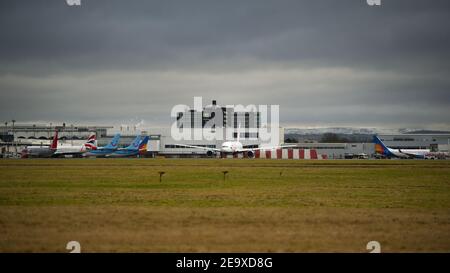 Glasgow, Écosse, Royaume-Uni. 6 février 2021. Photo : un vol cargo spécial : un Boeing 777-236ER de British Airways (reg G-YMMS) arrivé de Bangkok la nuit dernière transportant des équipements de protection individuelle à Glasgow, et maintenant chargé d'un volume de fret plus important vu au départ de Londres Heathrow. Une vue rare à l'aéroport de Glasgow, mais surtout pendant la pandémie du coronavirus (COVID19) où le nombre de passagers a chuté de façon spectaculaire et où un certain nombre de compagnies aériennes ont pris un bref hiatus afin d'économiser de l'argent. Crédit : Colin Fisher/Alay Live News Banque D'Images