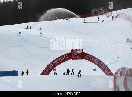 Garmisch Partenkirchen, Allemagne. 06e février 2021. Ski alpin, coupe du monde, Super G, hommes : la piste de Kandahar est arrosée avant le départ. Credit: Angelika Warmuth/dpa/Alamy Live News Banque D'Images