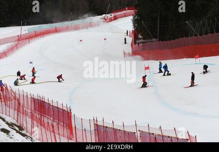 Garmisch Partenkirchen, Allemagne. 06e février 2021. Ski alpin, coupe du monde, Super G, hommes : les aides travaillent sur la piste de Kandahar avant le départ. Credit: Angelika Warmuth/dpa/Alamy Live News Banque D'Images