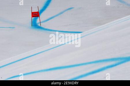 Garmisch Partenkirchen, Allemagne. 06e février 2021. Ski alpin, coupe du monde, Super G, hommes : le parcours de course sur la piste de Kandahar est marqué en bleu. Credit: Angelika Warmuth/dpa/Alamy Live News Banque D'Images