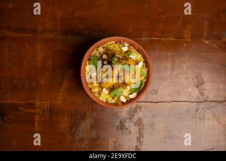 Délicieux poulet épicé biryani, cuisine indienne ou pakistanaise de ramzan. Sur fond fumé. Banque D'Images
