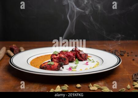 Poulet en biais Kebab.plat indien traditionnel cuit sur le charbon de bois et la flamme. Banque D'Images