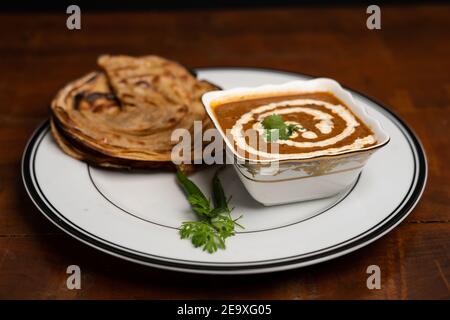 Dal makhani ou daal makhni est une nourriture populaire du Punjab / Inde faite avec de l'ail naan ou pain indien ou rôti. Banque D'Images