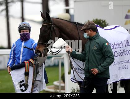 Le Jockey Paul Townend (à gauche) célèbre dans le défilé après avoir remporté le Patrick Ward & Co. Solicitors Irish Arkle Novice Chase on Energumene lors de la première journée du Dublin Racing Festival à l'hippodrome de Leopardstown. Date de la photo: Samedi 6 février 2021. Banque D'Images