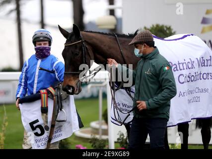 Le Jockey Paul Townend (à gauche) célèbre dans le défilé après avoir remporté le Patrick Ward & Co. Solicitors Irish Arkle Novice Chase on Energumene lors de la première journée du Dublin Racing Festival à l'hippodrome de Leopardstown. Date de la photo: Samedi 6 février 2021. Banque D'Images