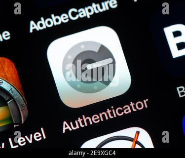 Icône de l'application Google Authenticator sur l'écran de l'iPhone d'Apple. Google Authenticator génère des codes de vérification en 2 étapes sur le téléphone pour une sécurité renforcée. Banque D'Images