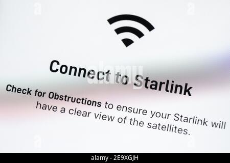 Application Starlink sur l'écran d'Apple iPhone. Starlink est une constellation Internet par satellite construite par SpaceX pour fournir un accès Internet par satellite. Banque D'Images