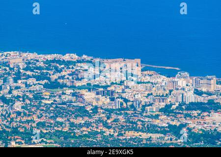 Vue aérienne de Kyrenia/Girne depuis le château de Buffavento à Chypre Banque D'Images