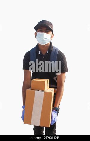 Portrait du jeune homme de livraison indien tenant une boîte en carton Banque D'Images