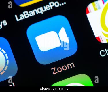 Icône de l'application Zoom sur l'écran de l'iPhone d'Apple. Zoom est un programme logiciel pour la visioconférence et l'audio, le chat et les webinaires. Banque D'Images