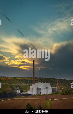 Centrale au charbon à Walheim, en Allemagne, avec un faible soleil derrière les nuages Banque D'Images