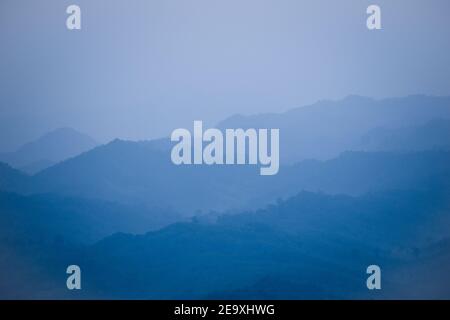 Vue de haut sur le paysage de montagne. Vue sur les montagnes bleues. Banque D'Images