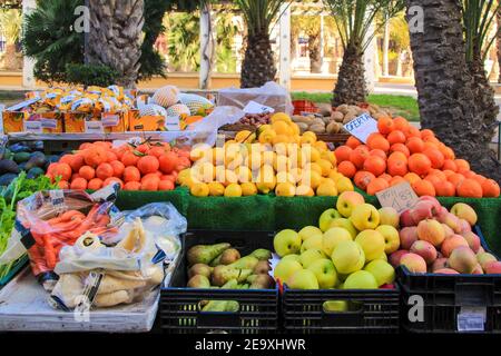 Elche, Alicante, Espagne - 26 janvier 2021 : produits frais en vente sur le marché écologique local du quartier de Raval à Elche Banque D'Images