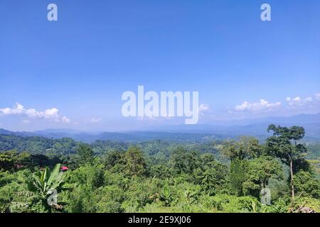 Vue de haut sur le paysage de montagne. Vue sur les montagnes bleues. Banque D'Images