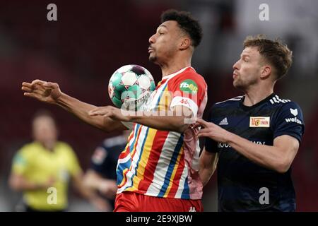 06 février 2021, Rhénanie-Palatinat, Mayence: Football: Bundesliga, FSV Mayence 05 - 1. FC Union Berlin, Matchday 20 à Opel Arena. Karim Onisiwo (l) de Mayence et Marvin Friedrich de Berlin se battent pour le bal. Photo: Thomas Frey/dpa - NOTE IMPORTANTE: Conformément aux règlements du DFL Deutsche Fußball Liga et/ou du DFB Deutscher Fußball-Bund, il est interdit d'utiliser ou d'utiliser des photos prises dans le stade et/ou du match sous forme de séquences d'images et/ou de séries de photos de type vidéo. Banque D'Images