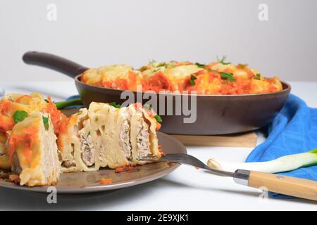 manti ouzbek à la maison dans une poêle avec des légumes cuits, des ingrédients - viande, légumes, pâte. vue de dessus sur un fond clair. Banque D'Images