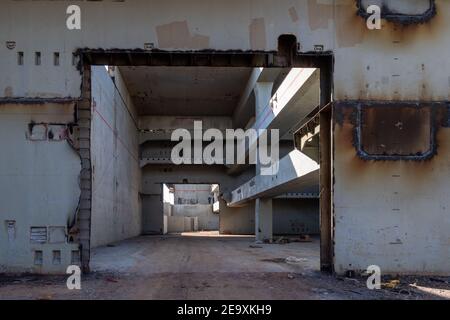 À l'intérieur du navire en train d'être décomposé, chantier de démolition de navires de Gadani, situé sur un front de mer de 10 km de long, Baloutchistan, Pakistan. Banque D'Images