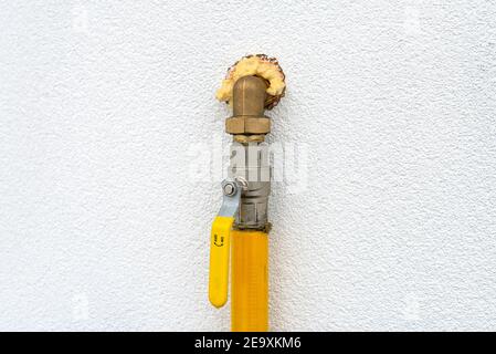 Vanne de gaz située sur la façade du bâtiment, fournissant du gaz à la chaufferie, avec une poignée jaune. Banque D'Images