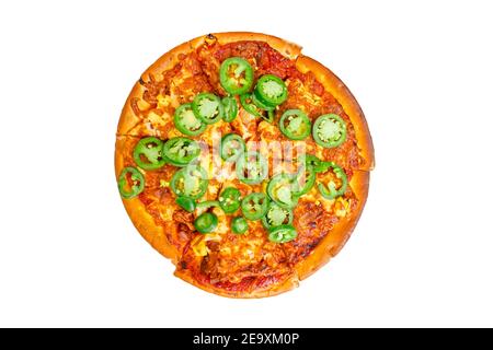Pizza fraîche isolée au fromage jalapeño sur fond blanc Banque D'Images