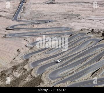 Vue sur l'attraction appelée « Pan long Ancient Road » à Tashkurgan, Xinjiang, Chine. Il est célèbre pour ses nombreuses courbes. Banque D'Images