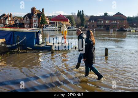 Marlow, Buckinghamshire, Royaume-Uni. 6 février 2021. Un avertissement d'inondation est en place pour la Tamise à Marlow, après une période de précipitations récentes. Il est conseillé aux résidents vivant près de la Tamise d'activer leurs produits de protection contre les inondations. Des inondations sont attendues. Les niveaux de la rivière restent élevés et le sentier de la Tamise est inondé. L'Agence de l'environnement s'attend à ce que le niveau des rivières augmente de nouveau ce week-end en raison de la pluie prévue et de la neige possible. Crédit : Maureen McLean/Alay Live News Banque D'Images