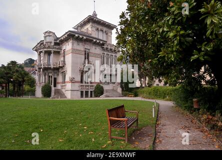 CERNOBBIO, LOMBARDIE, Italie - 06 novembre 2019 : Villa Bernasconi à Cernobbio, bâtiment à la riche décoration architecturale florale et insecte sur la rive de la Banque D'Images