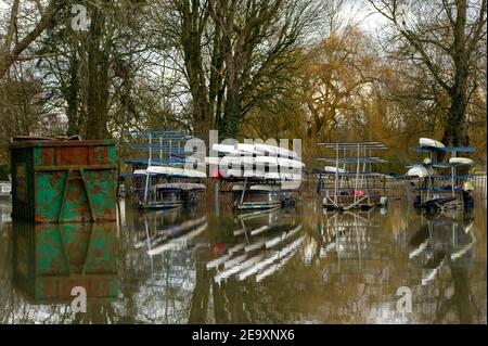 Marlow, Buckinghamshire, Royaume-Uni. 6 février 2021. Inondations dans les terrains du centre d'activités de Longridge à Marlow. Un avertissement d'inondation est en place pour la Tamise à Marlow, après une période de précipitations récentes. Il est conseillé aux résidents vivant près de la Tamise d'activer leurs produits de protection contre les inondations. Des inondations sont attendues. Les niveaux de la rivière restent élevés et le sentier de la Tamise est inondé. L'Agence de l'environnement s'attend à ce que les niveaux des rivières augmentent de nouveau ce week-end. Crédit : Maureen McLean/Alay Live News Banque D'Images