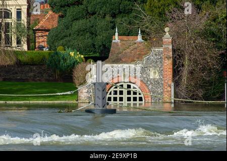 Marlow, Buckinghamshire, Royaume-Uni. 6 février 2021. Un avertissement d'inondation est en place pour la Tamise à Marlow, après une période de précipitations récentes. Il est conseillé aux résidents vivant près de la Tamise d'activer leurs produits de protection contre les inondations. Des inondations sont attendues. Les niveaux de la rivière restent élevés et le sentier de la Tamise est inondé. L'Agence de l'environnement s'attend à ce que les niveaux des rivières augmentent de nouveau ce week-end en raison de la pluie prévue. Crédit : Maureen McLean/Alay Live News Banque D'Images