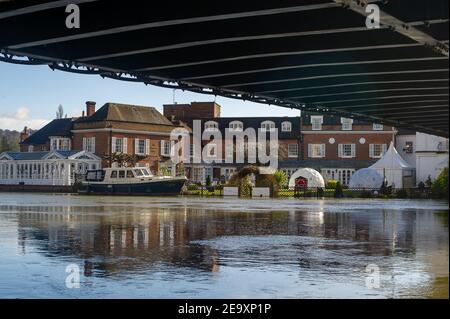 Marlow, Buckinghamshire, Royaume-Uni. 6 février 2021. Un groupe de restaurants à l'extérieur au MacDonald Compleat Angler. Un avertissement d'inondation est en place pour la Tamise à Marlow, après une période de précipitations récentes. Il est conseillé aux résidents vivant près de la Tamise d'activer leurs produits de protection contre les inondations. Des inondations sont attendues. Les niveaux de la rivière restent élevés et le sentier de la Tamise est inondé. L'Agence de l'environnement s'attend à ce que les niveaux des rivières augmentent de nouveau ce week-end. Crédit : Maureen McLean/Alay Live News Banque D'Images