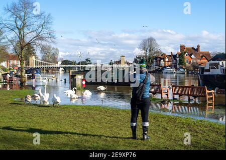 Marlow, Buckinghamshire, Royaume-Uni. 6 février 2021. Un homme prend des photos tandis que la Tamise éclate sur ses rives. Un avertissement d'inondation est en place pour la Tamise à Marlow, après une période de précipitations récentes. Il est conseillé aux résidents vivant près de la Tamise d'activer leurs produits de protection contre les inondations. Des inondations sont attendues. Les niveaux de la rivière restent élevés et le sentier de la Tamise est inondé. L'Agence de l'environnement s'attend à ce que les niveaux des rivières augmentent de nouveau ce week-end. Crédit : Maureen McLean/Alay Live News Banque D'Images